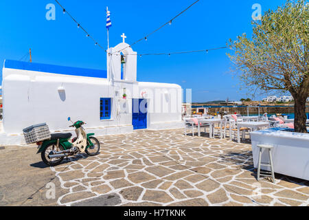 Insel PAROS, Griechenland - 20. Mai 2016: klassische alte Roller Parkplatz vor einer Kirche in Naoussa Hafen auf der Insel Paros, Griechenland. Stockfoto