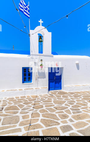 Typische griechische weiße Kirche in Naoussa Hafen auf der Insel Paros, Griechenland Stockfoto