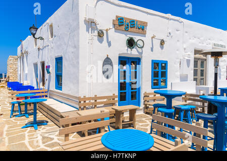 Insel PAROS, Griechenland - 20. Mai 2016: typische griechische Taverne in Naoussa Hafen auf der Insel Paros, Griechenland. Stockfoto