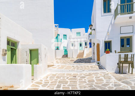 Straße mit weißen griechischen Häusern in Naoussa Stadt, Insel Paros, Griechenland Stockfoto