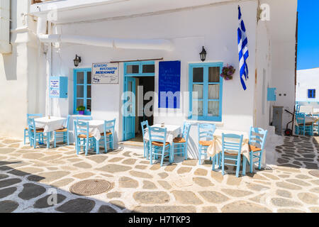 Insel PAROS, Griechenland - 20. Mai 2016: Tische mit Stühlen in typisch griechische Taverne in Naoussa Stadt auf der Insel Paros, Griechenland. Stockfoto