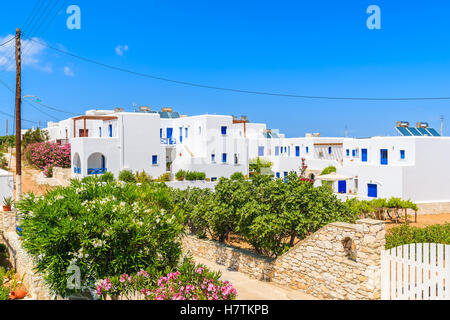 Blick auf Straße mit typischen griechischen Ferienwohnungen in Naoussa Stadt, Insel Paros, Griechenland Stockfoto