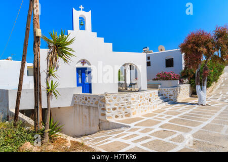 Typische griechische weiße Kirche in Naoussa Stadt auf der Insel Paros, Griechenland Stockfoto