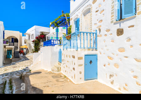 Straße mit traditionellen weißen griechischen Häusern in Naoussa Stadt, Insel Paros, Griechenland Stockfoto