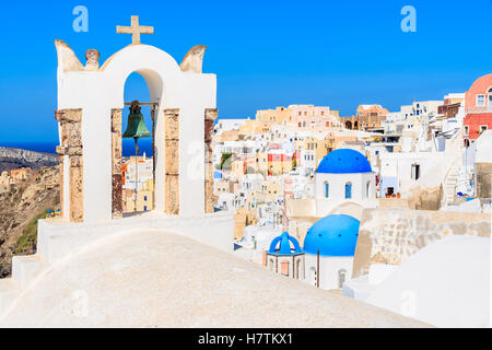 Kirchturm und berühmten blauen Kuppeln der Kirchen im Dorf Oia auf Santorin, Griechenland Stockfoto