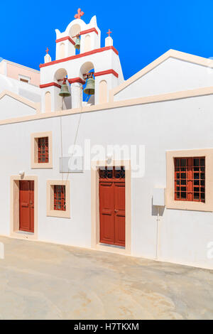 Weiße Kirche im Dorf Oia, Santorin, Griechenland Stockfoto