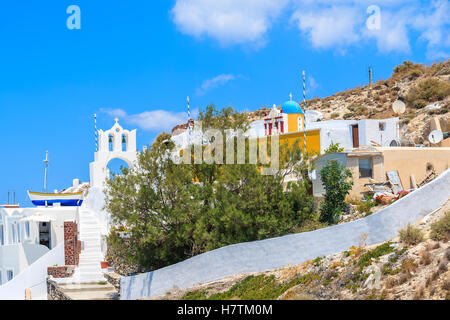 Blick auf die bunten Häuser und Kirche Dorf Oia auf Santorin, Griechenland Stockfoto