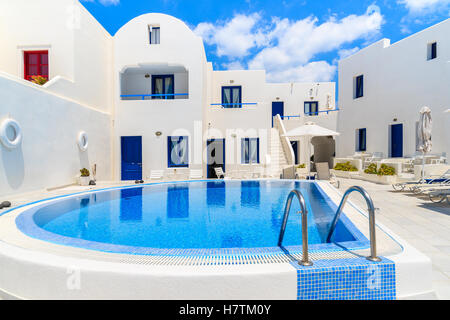 Blick auf typisch griechischen Stil Apartments mit Pool im Dorf Oia auf Santorin, Griechenland Stockfoto