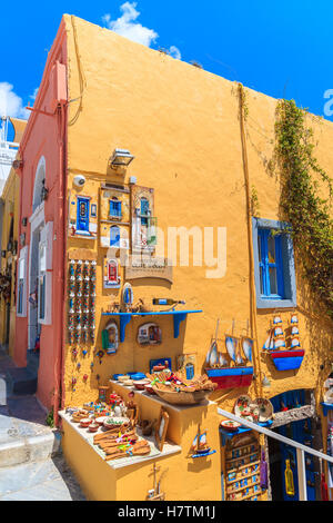 Stadt OIA, Santorin - 22. Mai 2016: Shop mit Souvenirs auf Straße in der Stadt Oia auf Santorin, Griechenland. Stockfoto