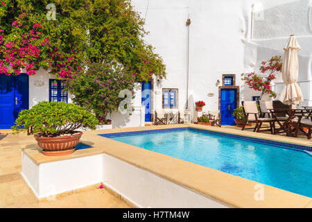 Santorin, Griechenland - 24. Mai 2015: Schwimmbad im griechischen Stil Luxuswohnungen in Firostefani Dorf auf der Insel Santorini, Griechenland. Stockfoto