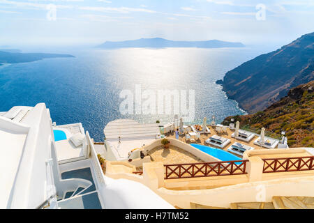 Blick auf Meer und und typisch griechischen Boutique-Hotel mit Schwimmbad in Dorf Imerovigli, Santorin, Griechenland Stockfoto