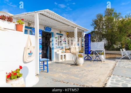 Santorin, Griechenland - 24. Mai 2016: Shop mit griechischen Souvenirs für Touristen in Firostefani Dorf auf der Insel Santorini, Griechenland. Stockfoto