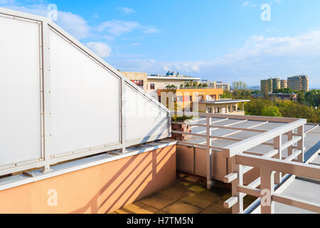 Terrasse einer neuen bunten Stadtwohnung an sonnigen Tag in Krakau, Polen Stockfoto