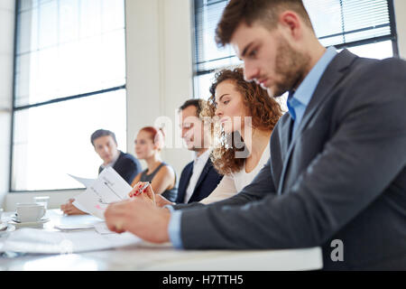 Gruppe von Geschäftsleuten in Sitzung vom Seminar als team Stockfoto