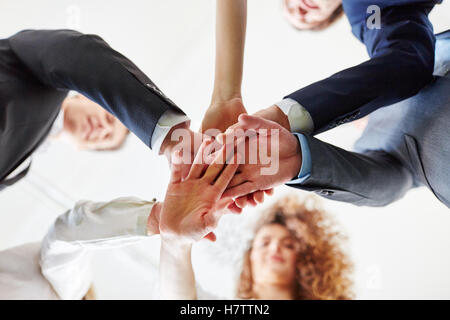 Gruppe von Geschäftsleuten als Team Zusammenstellung Hände als motivation Stockfoto