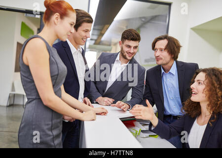 Business-Leute grüßen einander in begrüßen treffen Stockfoto