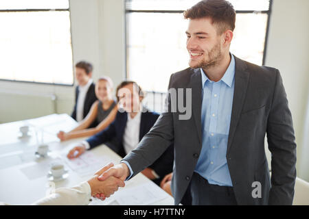 Handshake zwischen Geschäftsleuten als Herzlichen Glückwunsch Stockfoto