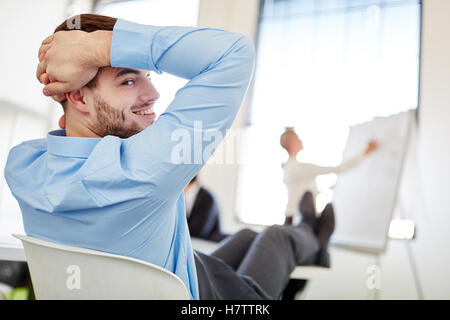 Kaufmann im Workshop mit Füße entspannen Stockfoto