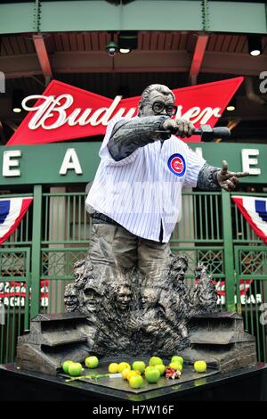 Während der 2016 World Series bei Wrigley Field, der Heimat der Chicago Cubs, die Statue des legendären Sender Harry Caray. Chicago, Illinois, USA. Stockfoto