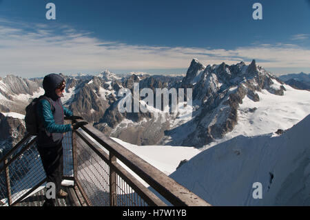 Frau auf der Aiguille du Midi Aussichtsplattform, Chamonix-Mont-Blanc, Frankreich Stockfoto