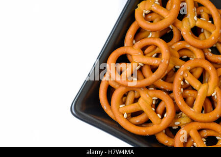 Gesalzene Brezel in Schüssel in natürlichem Licht Stockfoto