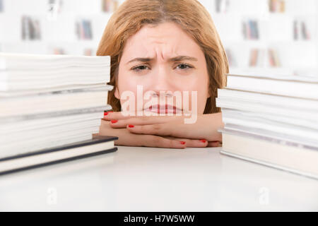 Junge Frau müde Studium hart für ihr Examen Stockfoto