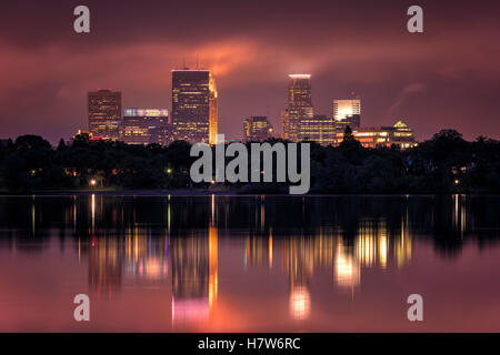 Skyline von Minneapolis in Lake Calhoun mit clearing Gewitterwolken wider. Lake Calhoun ist der größte See in Minneapolis, Minne Stockfoto