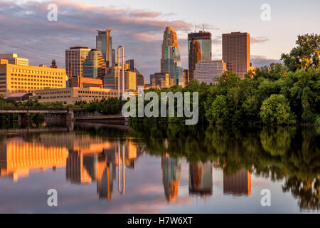 Minneapolis Skyline in der Abenddämmerung von Boom-Insel. Stockfoto