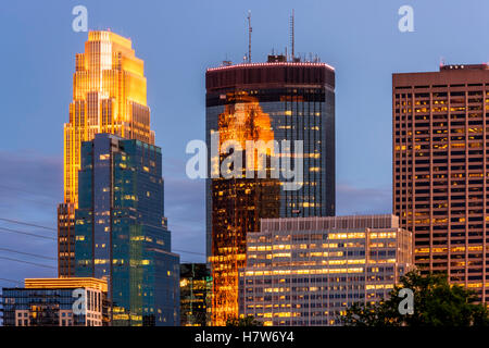 Minneapolis Skyline in der Abenddämmerung von Boom-Insel. Stockfoto