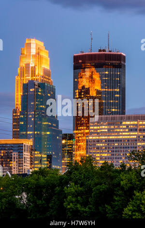 Minneapolis Skyline in der Abenddämmerung von Boom-Insel. Stockfoto