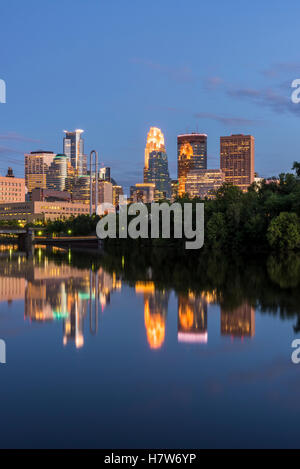 Minneapolis Skyline in der Abenddämmerung von Boom-Insel. Stockfoto