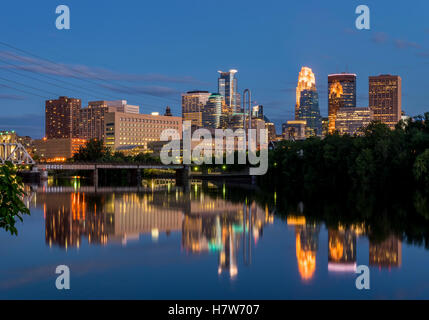 Minneapolis Skyline in der Abenddämmerung von Boom-Insel. Stockfoto