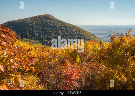 Mount St-Hilaire Peak "Pain de Sucre" (Zuckerhut) von Dieppe Klippe, in Quebec, Kanada Stockfoto