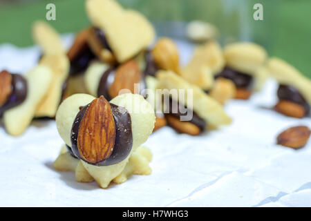 herzförmige Cookie Cutter und Mandel Muttern. Stockfoto