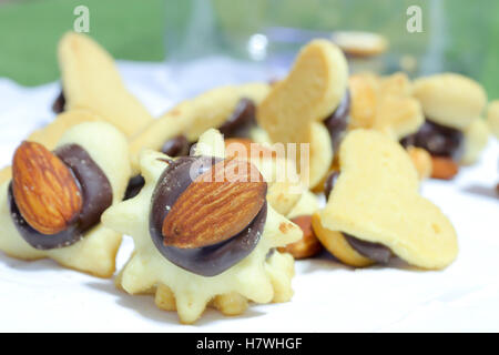 herzförmige Cookie Cutter und Mandel Muttern. Stockfoto