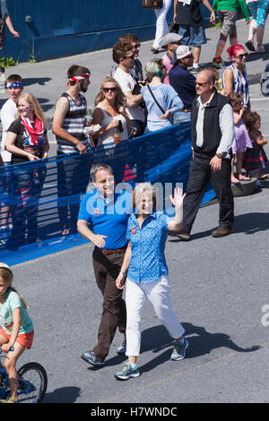 Gouverneur Sean Parnell und seine Frau Sandy führten eine Gruppe von Parnell-Unterstützern in Einer Parade vor dem jährlichen Mt. Marathon-Rennen. 4. Juli 2014 ... Stockfoto