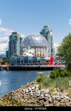 Einen sonnigen Sommer Tag Blick auf die Science World Kuppel an der Küste von Vancouver mit der Innenstadt von Vancouver im Hintergrund Stockfoto