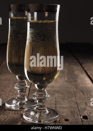 Zwei Gläser Champagner auf einem alten Holztisch Stockfoto