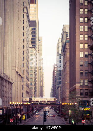 Blick nach Westen hinunter East Washington Street in Chicago.  Die Hochbahn (L Zug) ist in der Ferne. Stockfoto