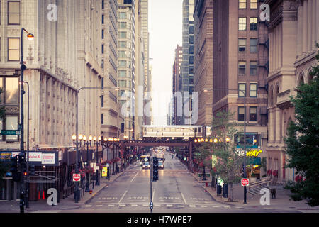 Blick nach Westen hinunter East Washington Street in Chicago.  Die Hochbahn (L Zug) ist in der Ferne. Stockfoto