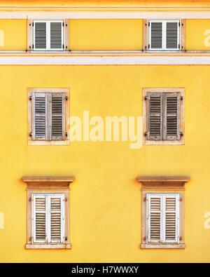 Gebäude-Fassade und alte Fenster mit klassische venezianische Fensterläden aus Holz Jalousien, mediterranen Europa Architektur Vintage-Stil Stockfoto