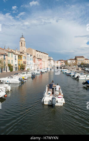 Bootsfahrer auf Canal Saint-Sébastien im Herzen des historischen Stadtzentrums von Martiques, oft als das Venedig der Provence Stockfoto