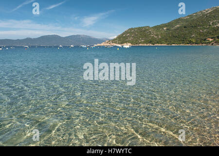 Die Bucht von Belvédère-Campomoro mit sandigen und felsigen Portigliolo Strand, Angeln, Boote und Genuese Turm, Korsika, Frankreich Stockfoto