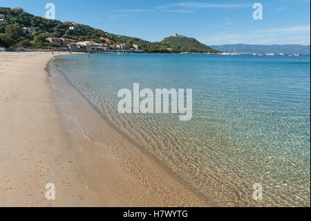 Die Bucht von Belvédère-Campomoro mit sandigen und felsigen Portigliolo Strand, Angeln, Boote und Genuese Turm, Korsika, Frankreich Stockfoto