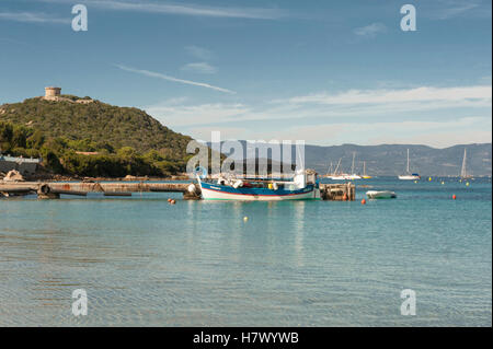 Die Bucht von Belvédère-Campomoro mit sandigen und felsigen Portigliolo Strand, Angeln, Boote und Genuese Turm, Korsika, Frankreich Stockfoto