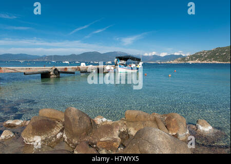 Die Bucht von Belvédère-Campomoro mit sandigen und felsigen Portigliolo Strand, Angeln, Boote und Genuese Turm, Korsika, Frankreich Stockfoto