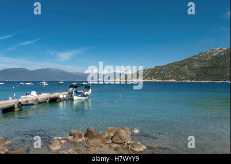 Die Bucht von Belvédère-Campomoro mit sandigen und felsigen Portigliolo Strand, Angeln, Boote und Genuese Turm, Korsika, Frankreich Stockfoto