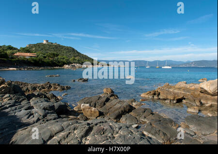 Die Bucht von Belvédère-Campomoro mit sandigen und felsigen Portigliolo Strand, Angeln, Boote und Genuese Turm, Korsika, Frankreich Stockfoto