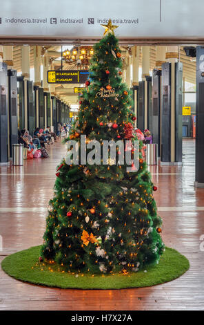 Weihnachtsbaum in Soekarno-Hatta International Airport. Innere des inländischen terminal Versorgungsleitung Stockfoto