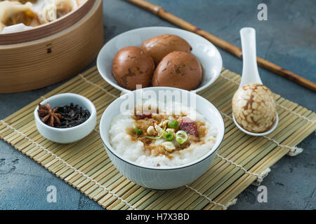 Traditionellen chinesischen Reisbrei auf Tisch Stockfoto